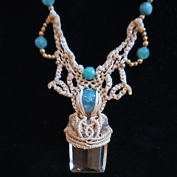 Elegant Crystal Pendant Necklace - Picture 3 of 7